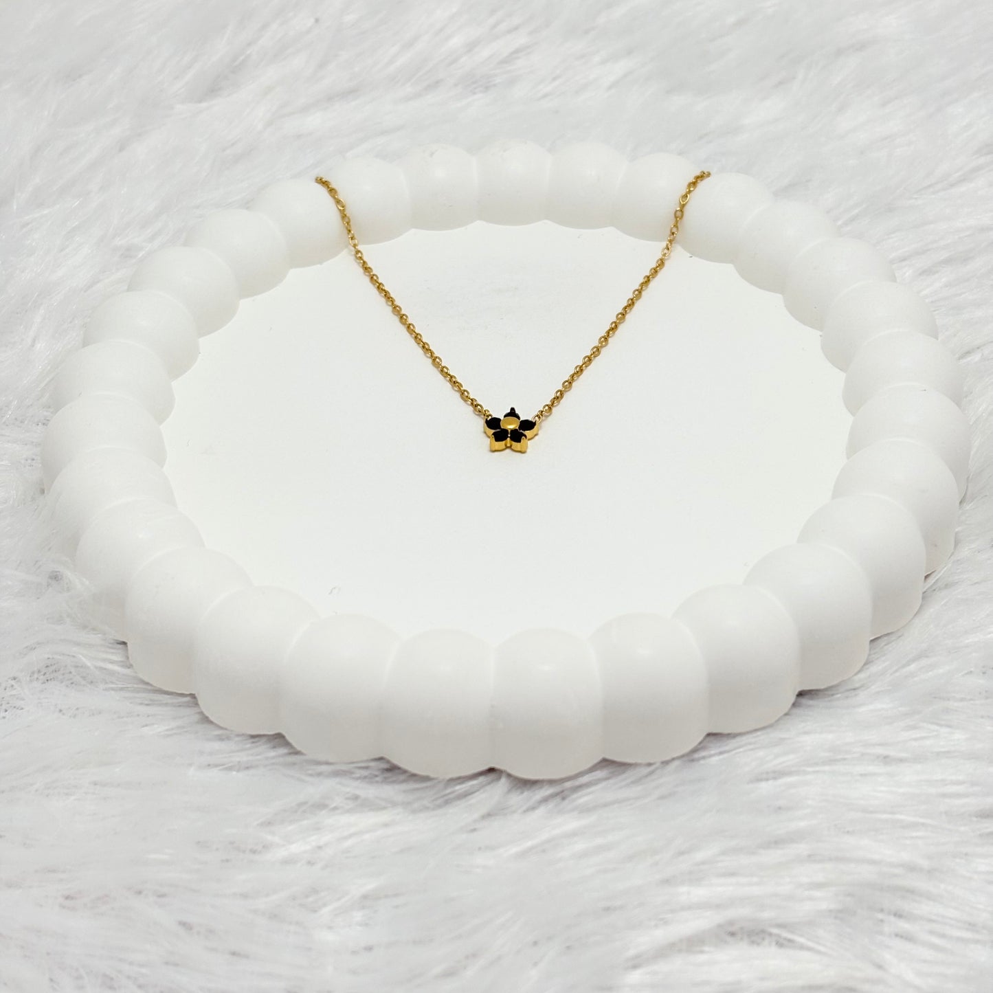 Delicate Black Flower Pendant Necklace