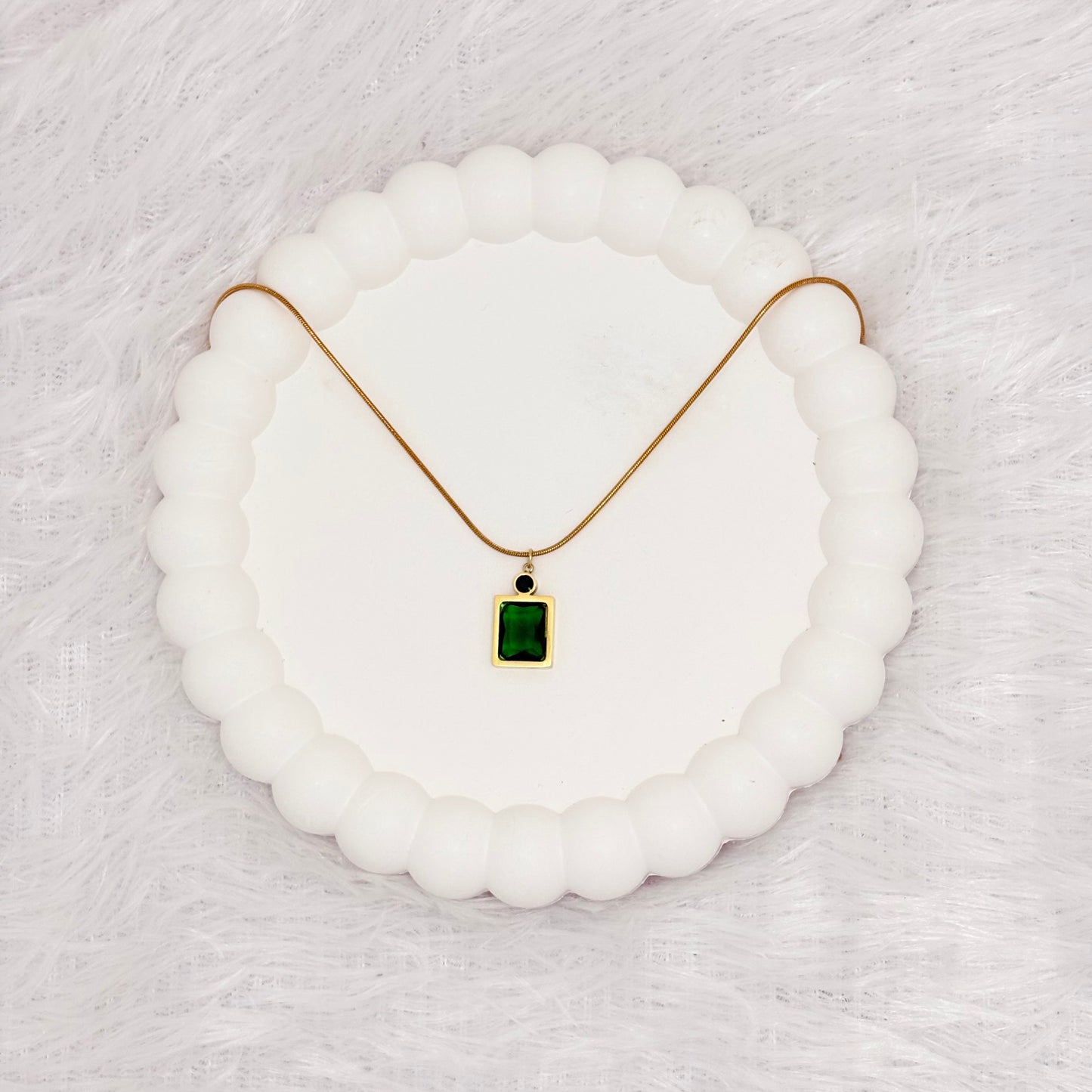 Elegant Emerald Green Pendant Necklace